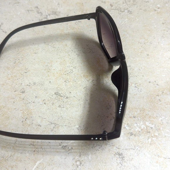 Ladies Stylish Black Sunglasses - Picture 6 of 7